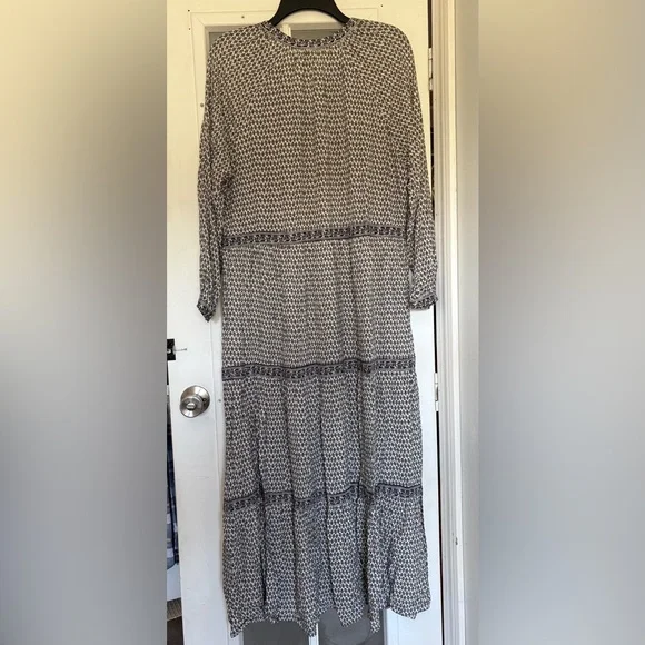 Old Navy Black and White V‑Neck Tiered Maxi Dress - Picture 3 of 7